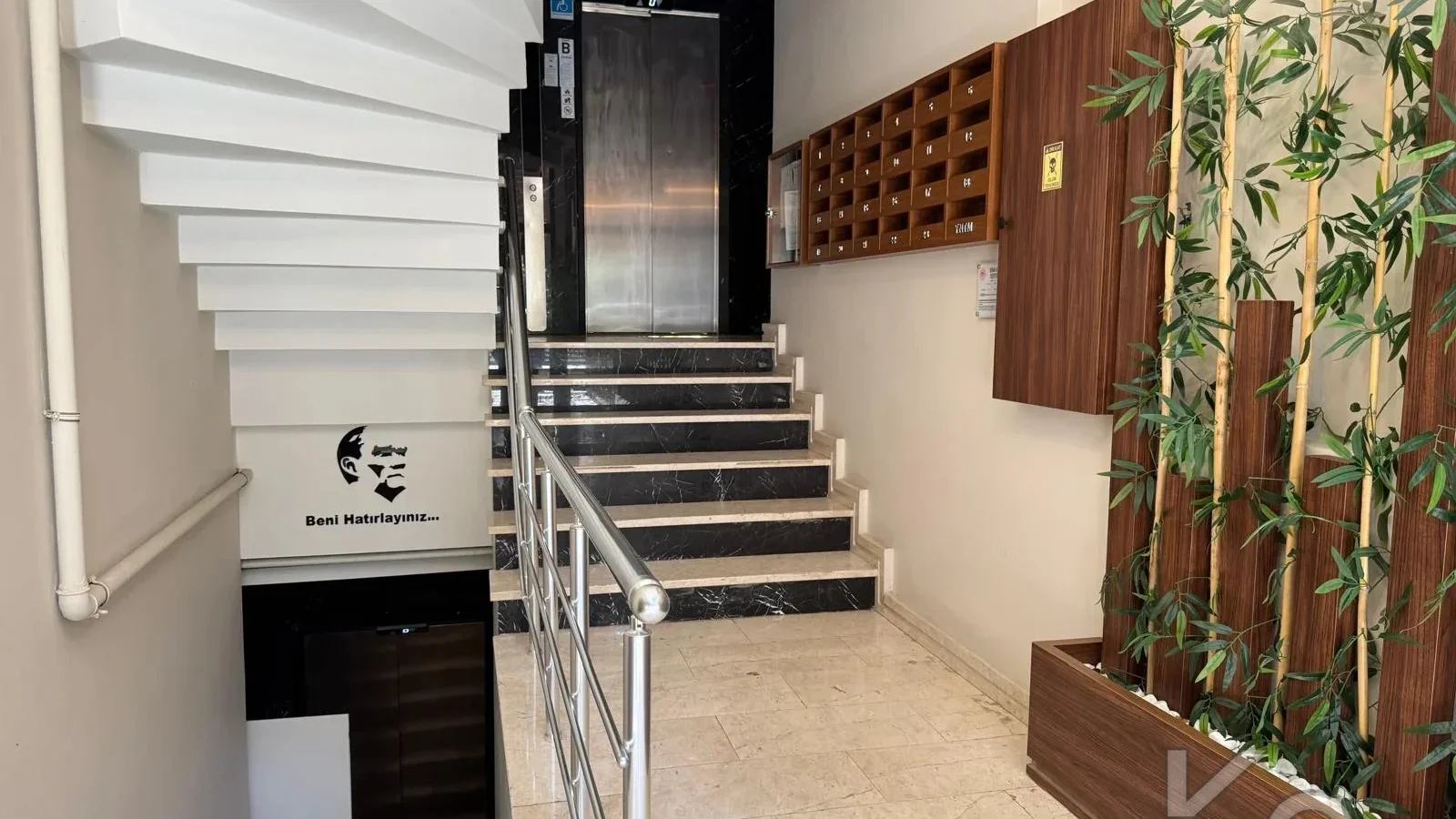 Laci̇vertcadde Caddebostan Sahi̇lde Ara Kat 1+1 İskanli 2 Yaşinda