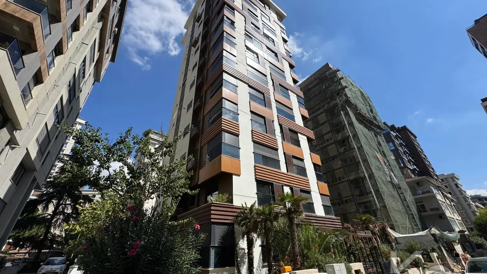 Laci̇vertcadde Caddebostan Sahi̇lde Ara Kat 1+1 İskanli 2 Yaşinda