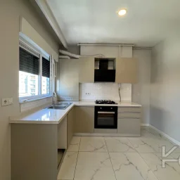 Laci̇vertcadde Caddebostan Sahi̇lde Ara Kat 1+1 İskanli 2 Yaşinda