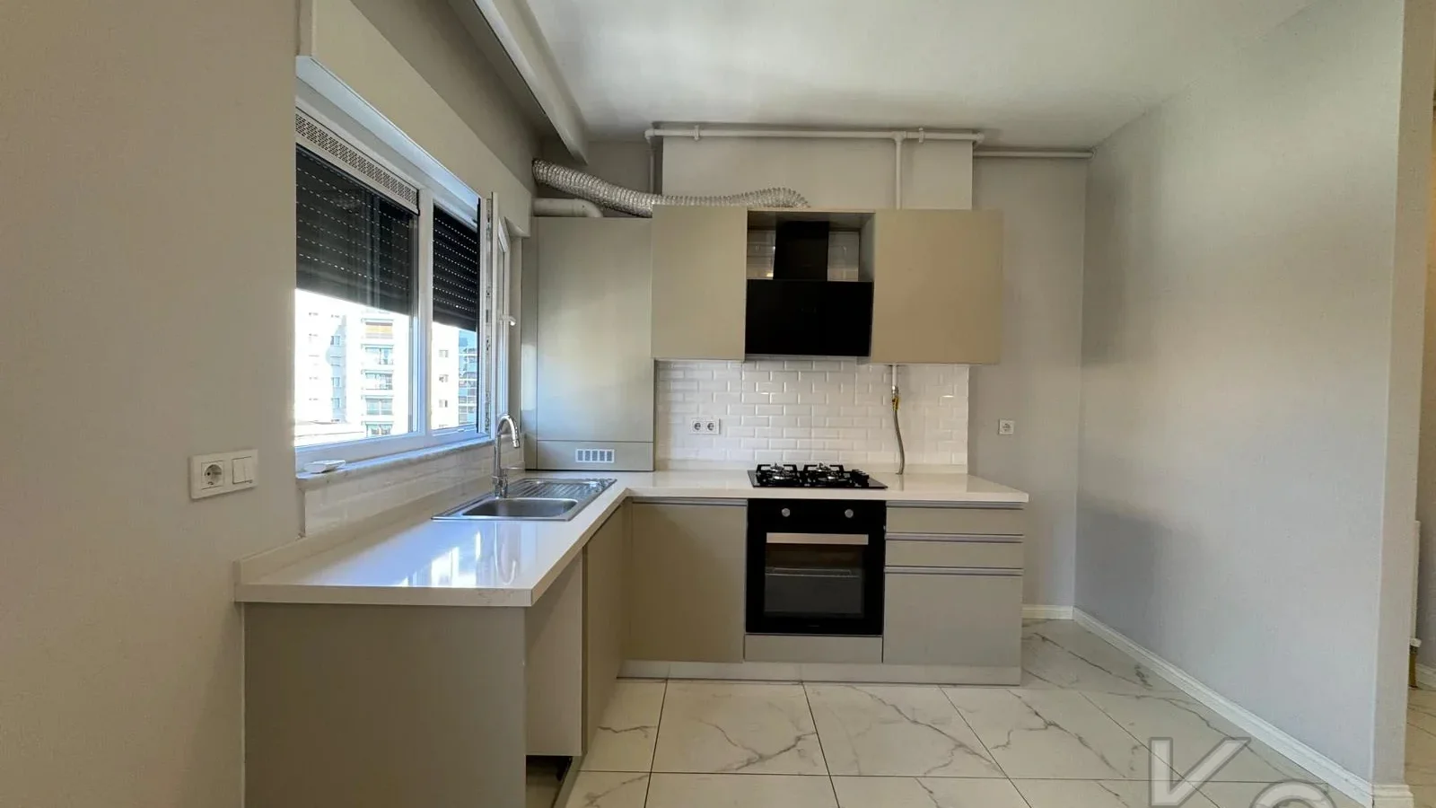 Laci̇vertcadde Caddebostan Sahi̇lde Ara Kat 1+1 İskanli 2 Yaşinda