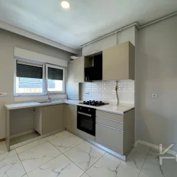 Laci̇vertcadde Caddebostan Sahi̇lde Ara Kat 1+1 İskanli 2 Yaşinda