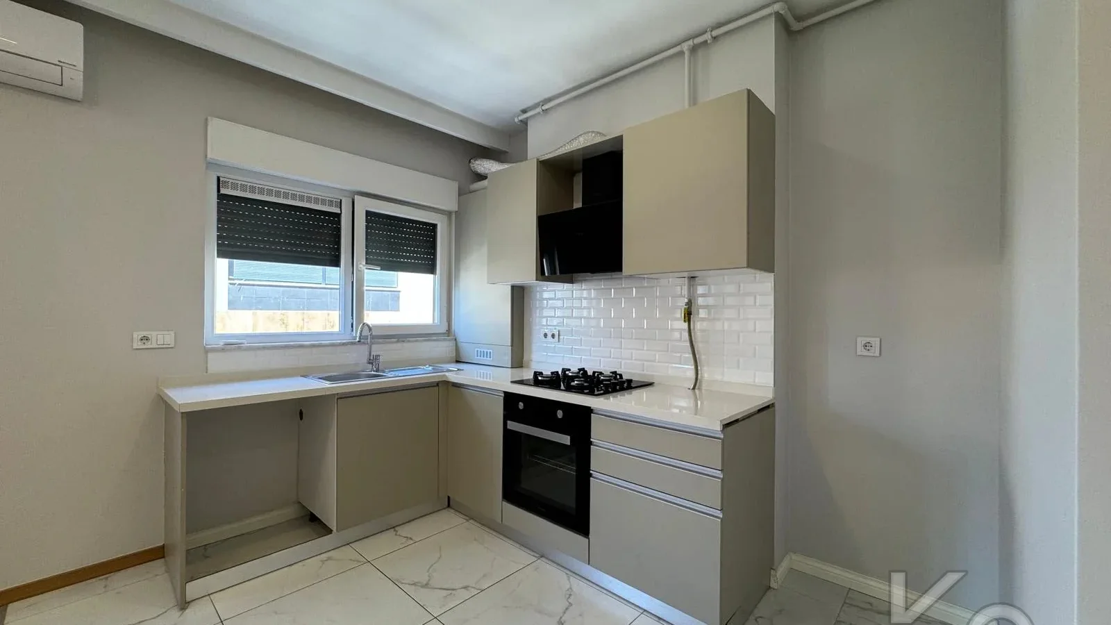 Laci̇vertcadde Caddebostan Sahi̇lde Ara Kat 1+1 İskanli 2 Yaşinda