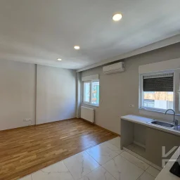Laci̇vertcadde Caddebostan Sahi̇lde Ara Kat 1+1 İskanli 2 Yaşinda