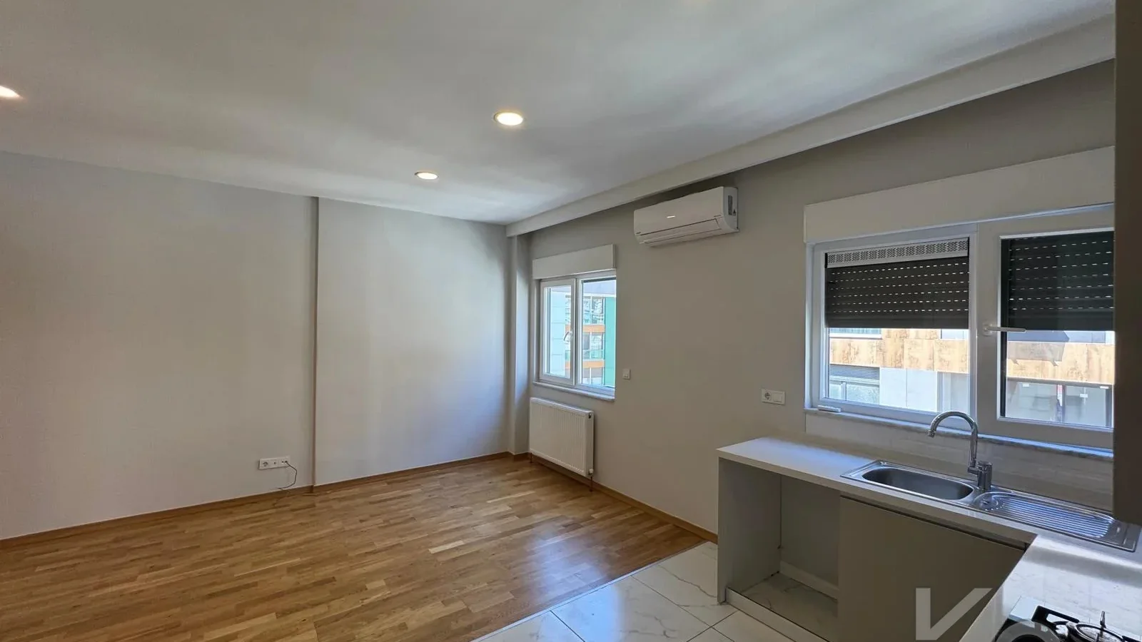 Laci̇vertcadde Caddebostan Sahi̇lde Ara Kat 1+1 İskanli 2 Yaşinda