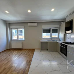 Laci̇vertcadde Caddebostan Sahi̇lde Ara Kat 1+1 İskanli 2 Yaşinda