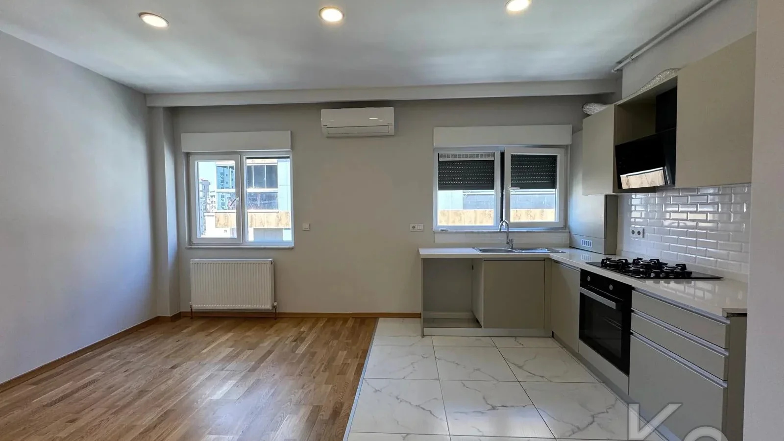 Laci̇vertcadde Caddebostan Sahi̇lde Ara Kat 1+1 İskanli 2 Yaşinda