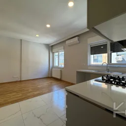 Laci̇vertcadde Caddebostan Sahi̇lde Ara Kat 1+1 İskanli 2 Yaşinda