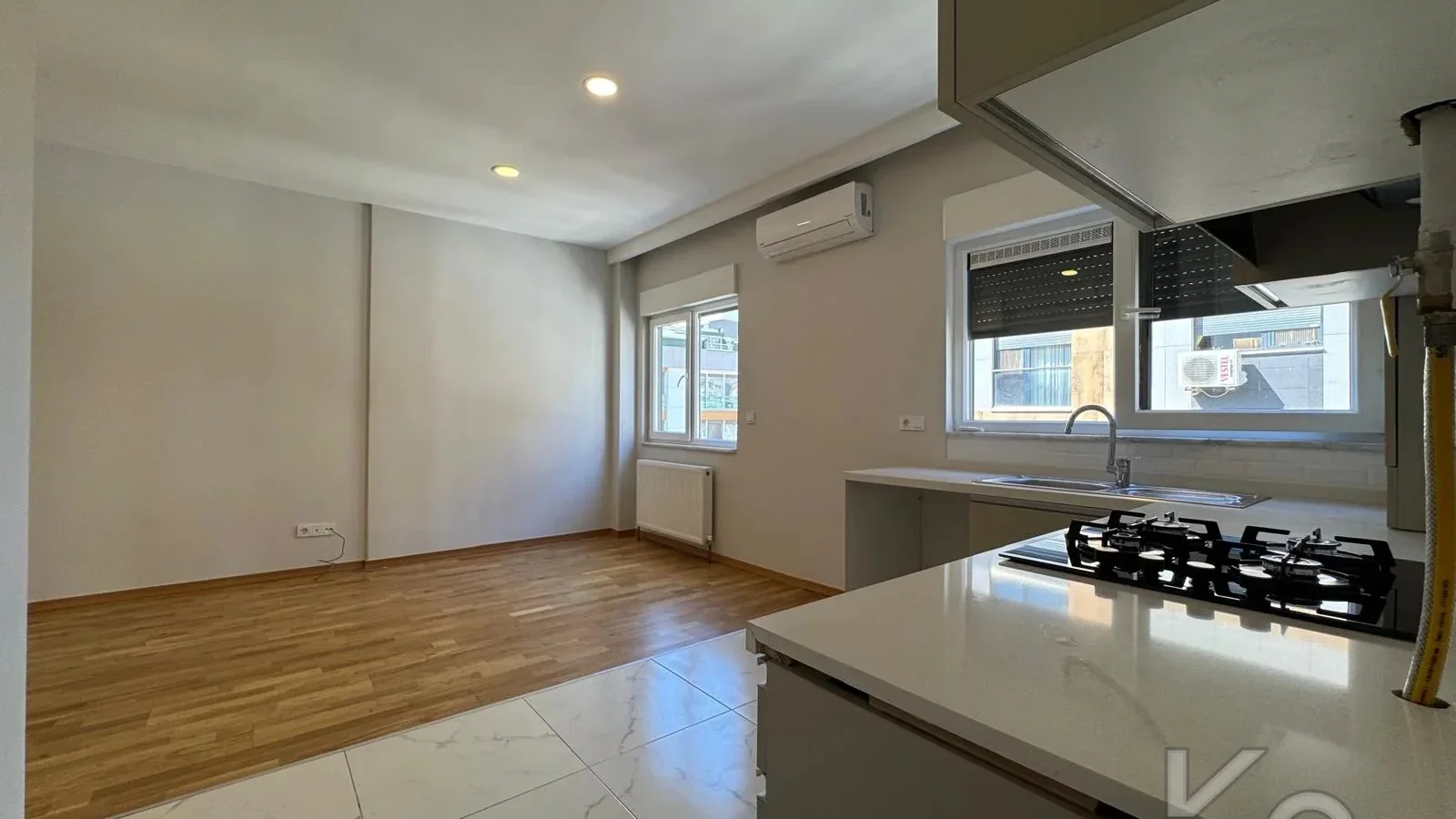 Laci̇vertcadde Caddebostan Sahi̇lde Ara Kat 1+1 İskanli 2 Yaşinda