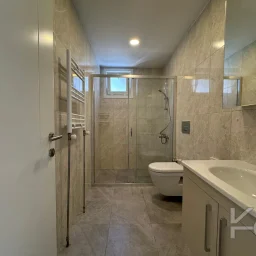 Laci̇vertcadde Caddebostan Sahi̇lde Ara Kat 1+1 İskanli 2 Yaşinda
