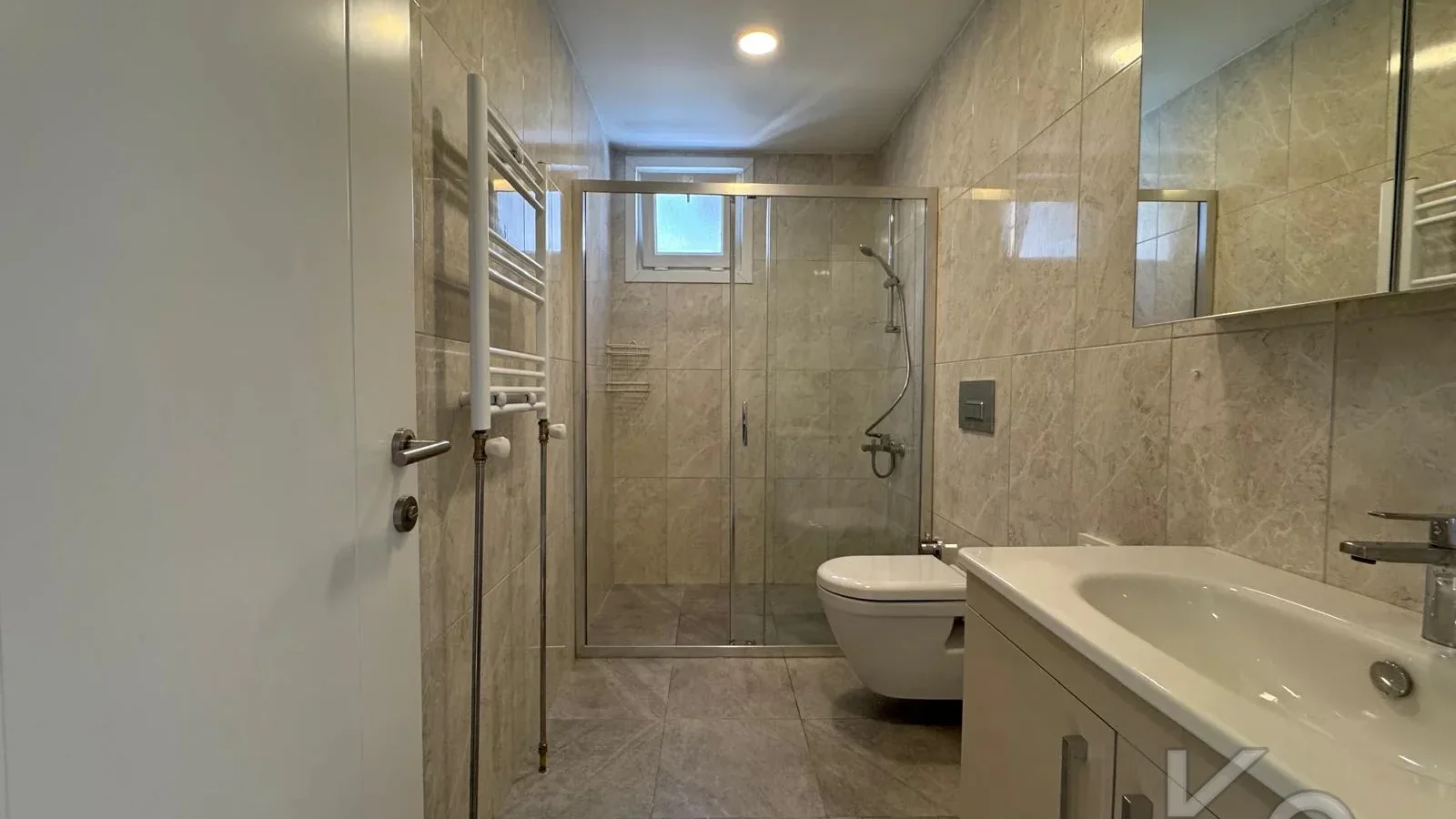 Laci̇vertcadde Caddebostan Sahi̇lde Ara Kat 1+1 İskanli 2 Yaşinda