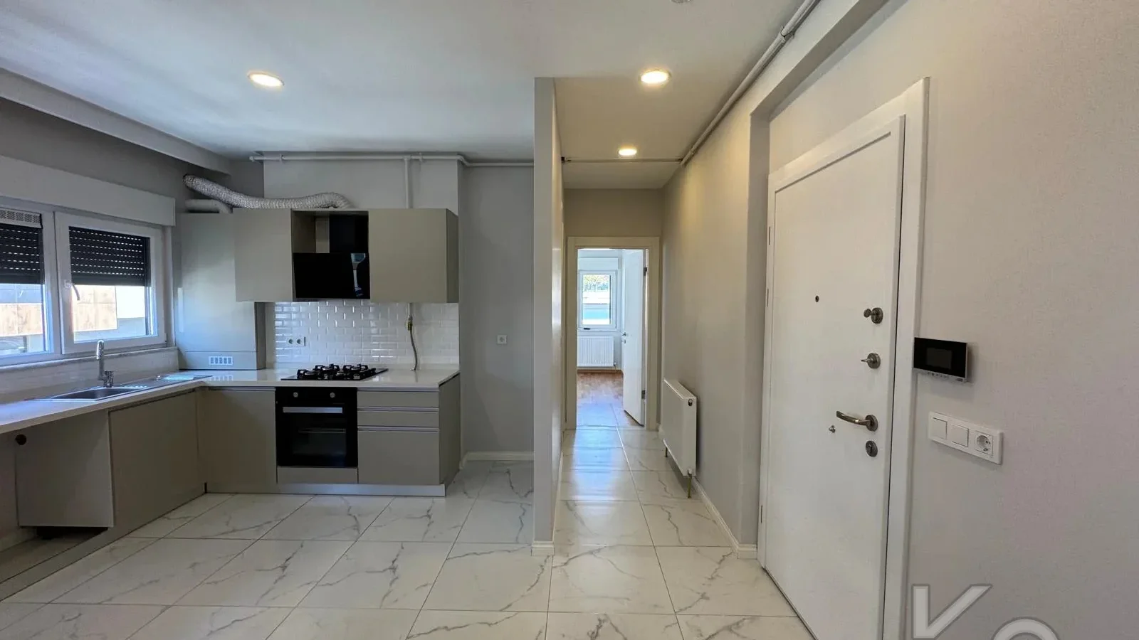 Laci̇vertcadde Caddebostan Sahi̇lde Ara Kat 1+1 İskanli 2 Yaşinda