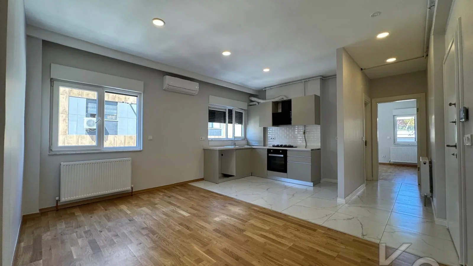 Laci̇vertcadde Caddebostan Sahi̇lde Ara Kat 1+1 İskanli 2 Yaşinda