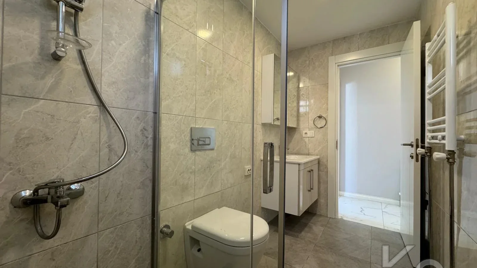 Laci̇vertcadde Caddebostan Sahi̇lde Ara Kat 1+1 İskanli 2 Yaşinda