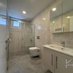 Laci̇vertcadde Caddebostan Sahi̇lde Ara Kat 1+1 İskanli 2 Yaşinda