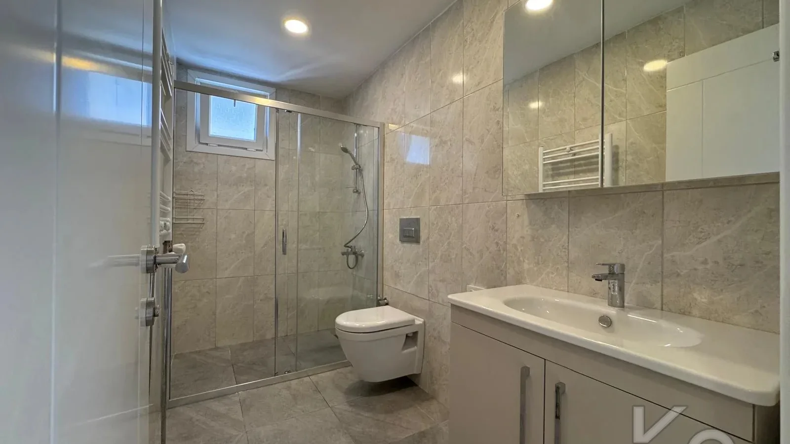 Laci̇vertcadde Caddebostan Sahi̇lde Ara Kat 1+1 İskanli 2 Yaşinda