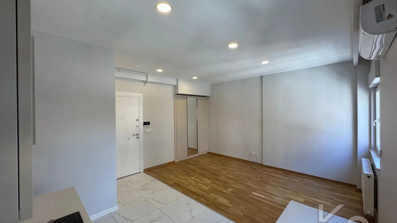 Laci̇vertcadde Caddebostan Sahi̇lde Ara Kat 1+1 İskanli 2 Yaşinda