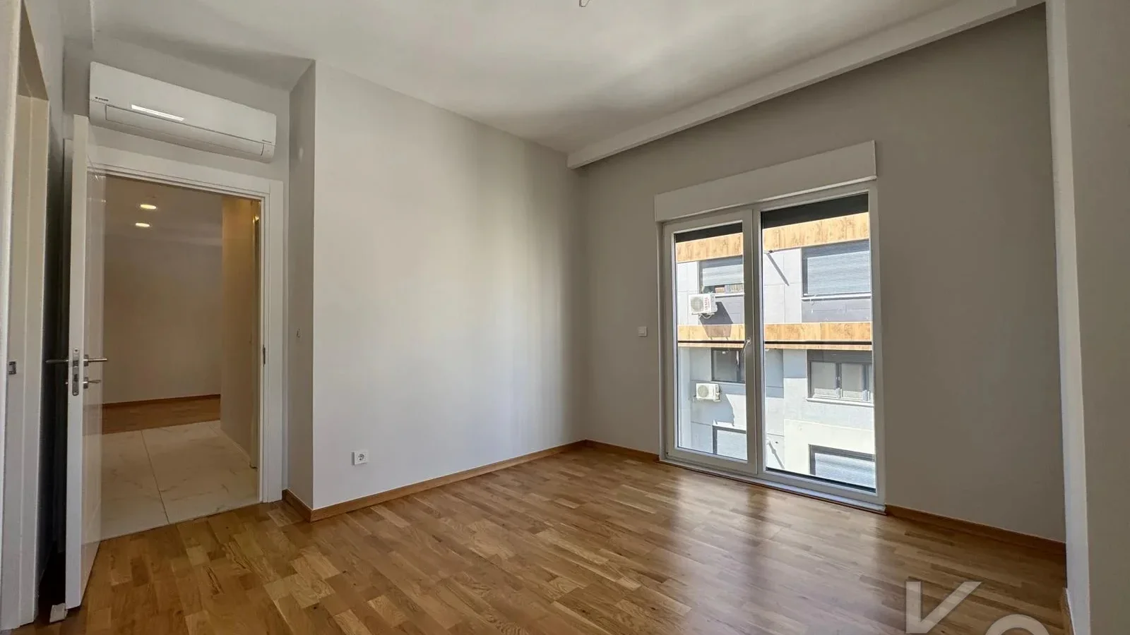 Laci̇vertcadde Caddebostan Sahi̇lde Ara Kat 1+1 İskanli 2 Yaşinda