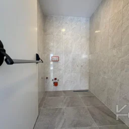 Laci̇vertcadde Caddebostan Sahi̇lde Ara Kat 1+1 İskanli 2 Yaşinda