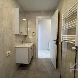Laci̇vertcadde Caddebostan Sahi̇lde Ara Kat 1+1 İskanli 2 Yaşinda