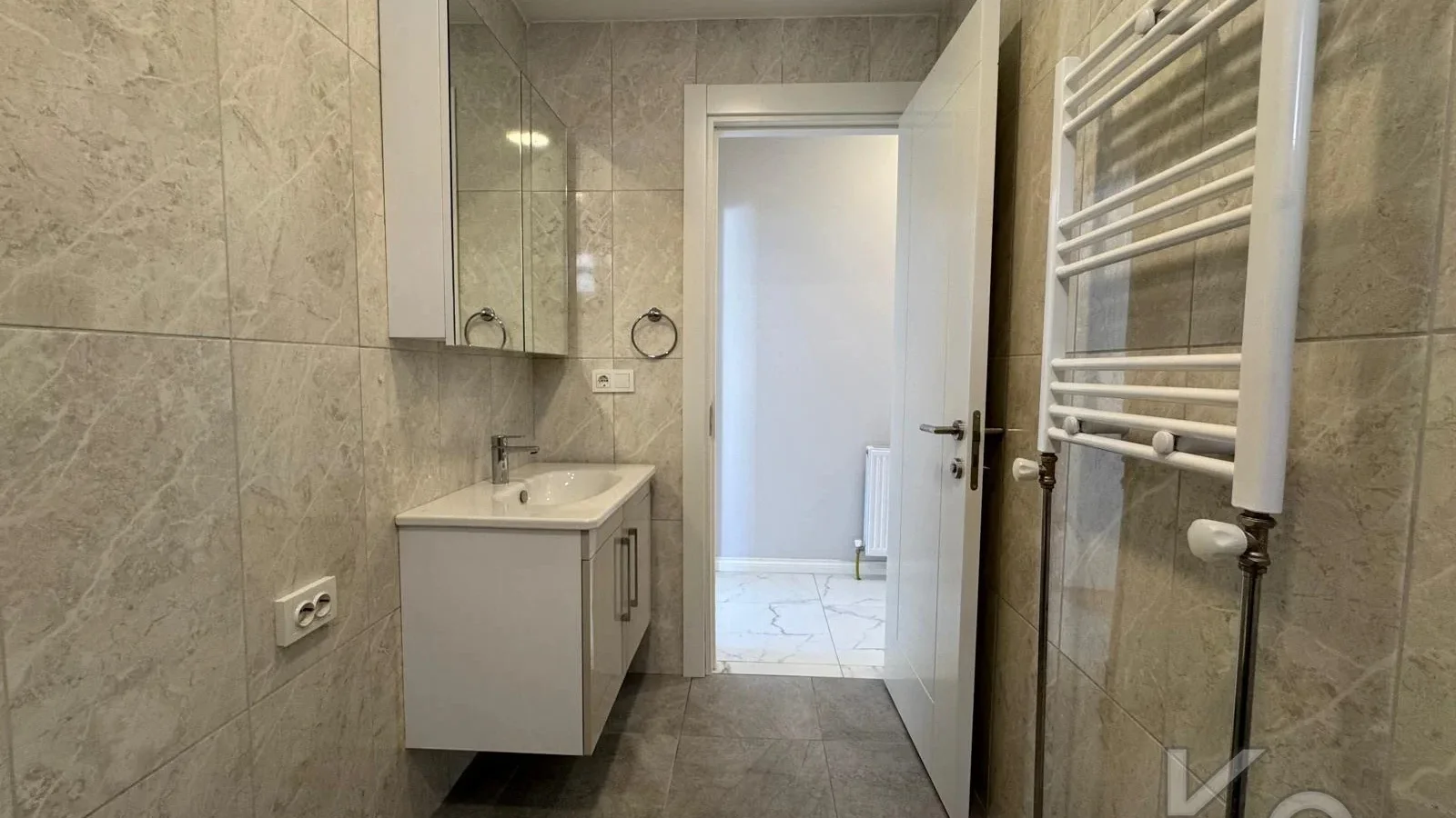 Laci̇vertcadde Caddebostan Sahi̇lde Ara Kat 1+1 İskanli 2 Yaşinda