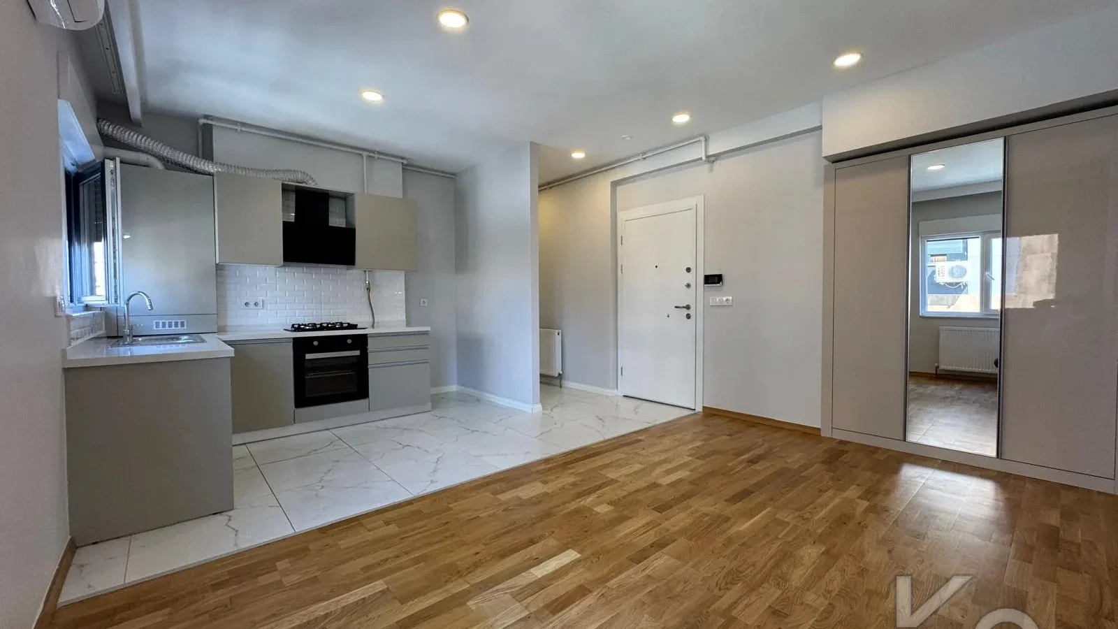 Laci̇vertcadde Caddebostan Sahi̇lde Ara Kat 1+1 İskanli 2 Yaşinda