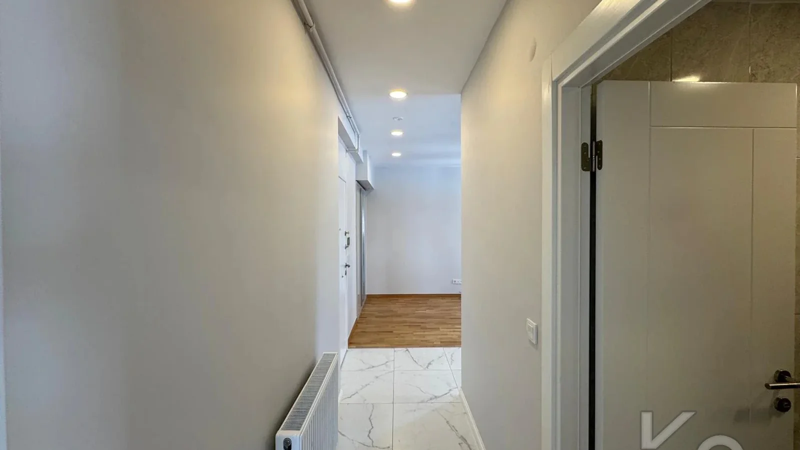 Laci̇vertcadde Caddebostan Sahi̇lde Ara Kat 1+1 İskanli 2 Yaşinda