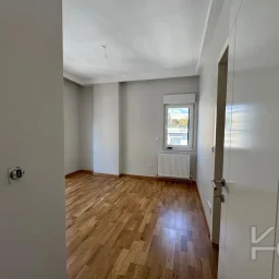 Laci̇vertcadde Caddebostan Sahi̇lde Ara Kat 1+1 İskanli 2 Yaşinda
