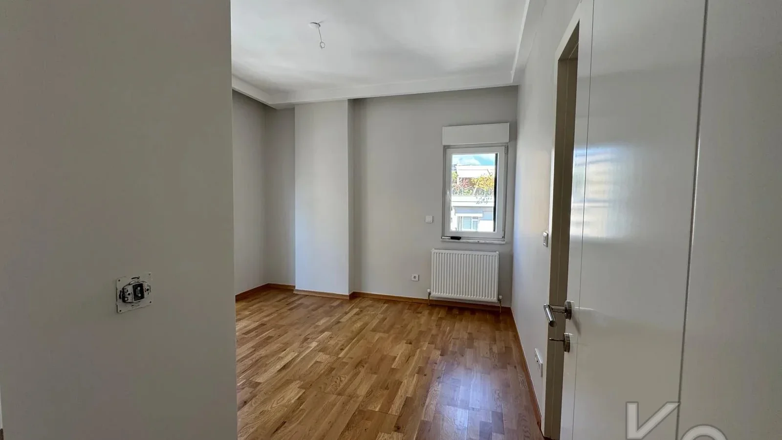Laci̇vertcadde Caddebostan Sahi̇lde Ara Kat 1+1 İskanli 2 Yaşinda