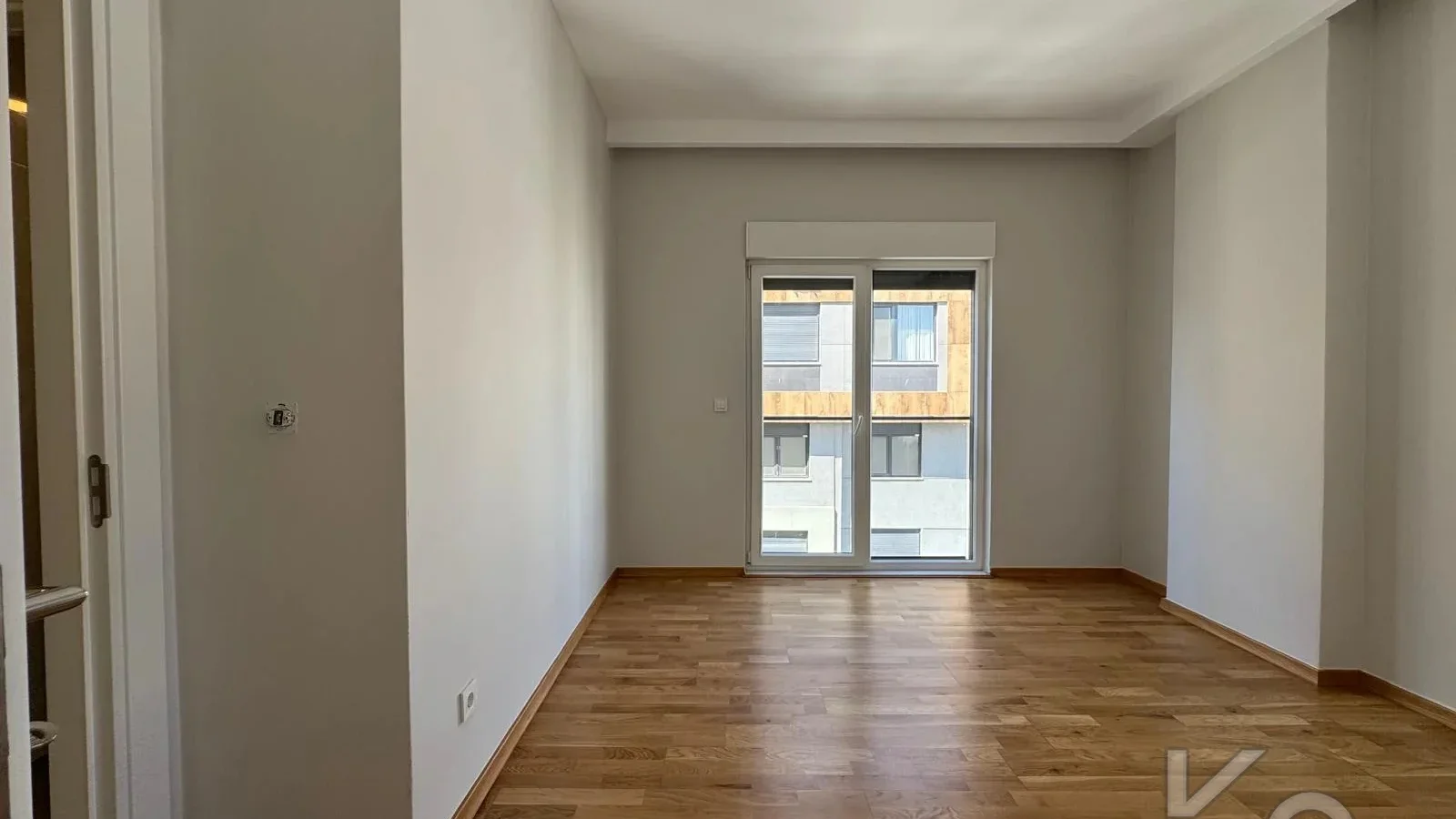 Laci̇vertcadde Caddebostan Sahi̇lde Ara Kat 1+1 İskanli 2 Yaşinda