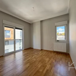 Laci̇vertcadde Caddebostan Sahi̇lde Ara Kat 1+1 İskanli 2 Yaşinda