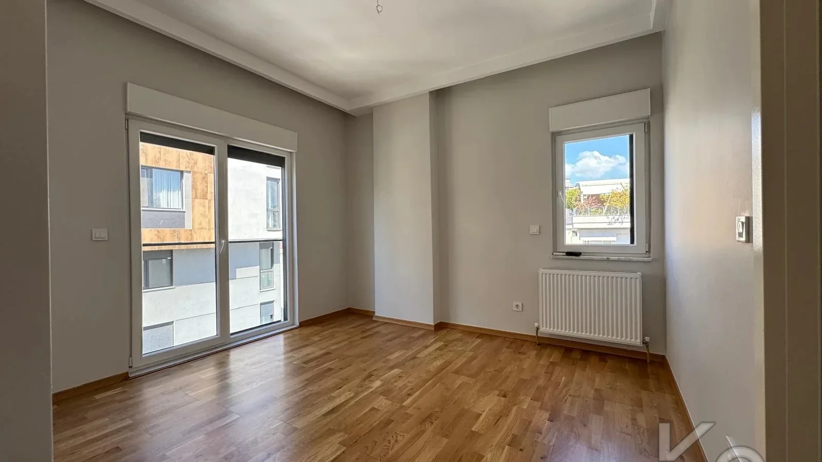 Laci̇vertcadde Caddebostan Sahi̇lde Ara Kat 1+1 İskanli 2 Yaşinda