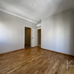 Laci̇vertcadde Caddebostan Sahi̇lde Ara Kat 1+1 İskanli 2 Yaşinda