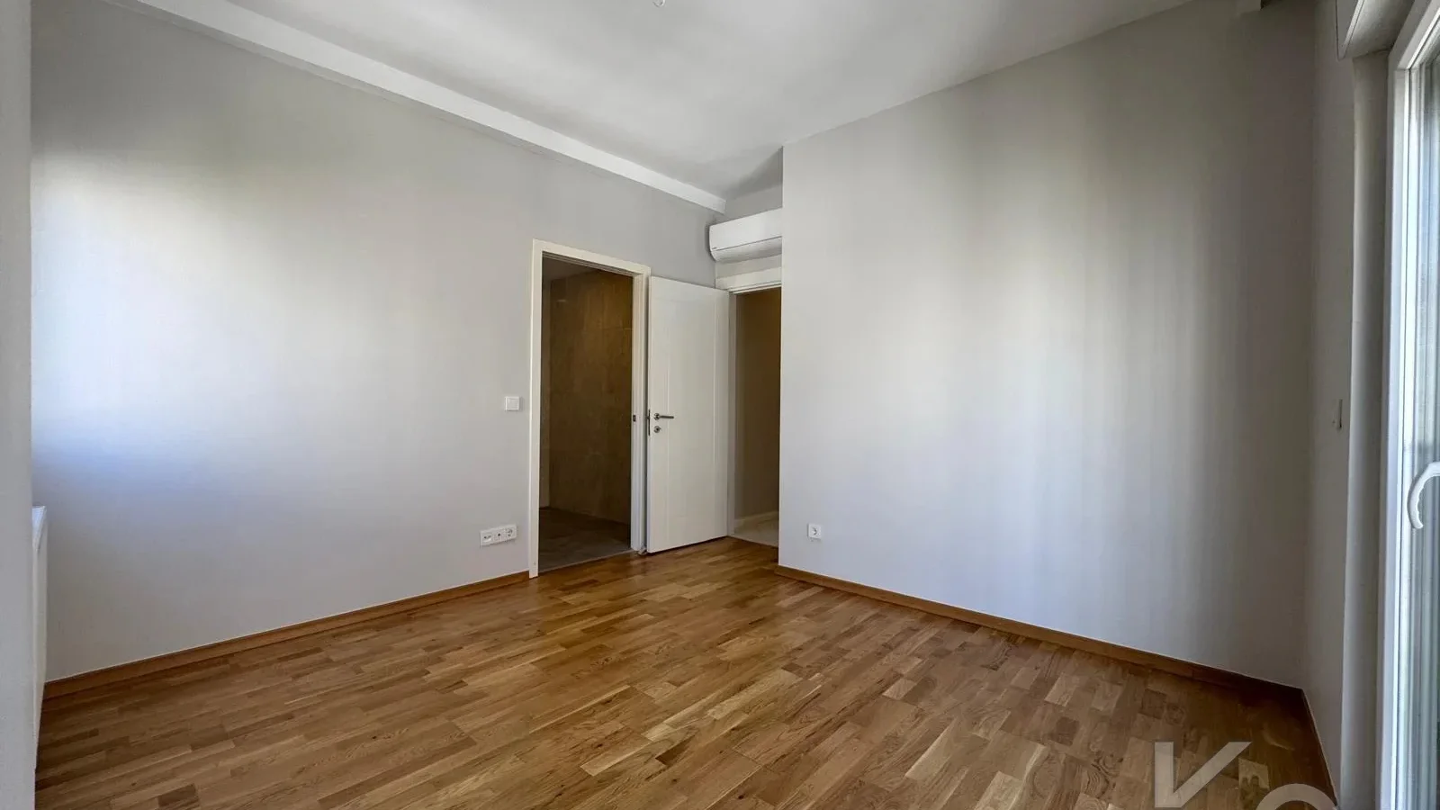 Laci̇vertcadde Caddebostan Sahi̇lde Ara Kat 1+1 İskanli 2 Yaşinda