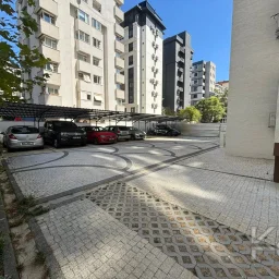 Laci̇vertcadde Caddebostan Sahi̇lde Ara Kat 1+1 İskanli 2 Yaşinda