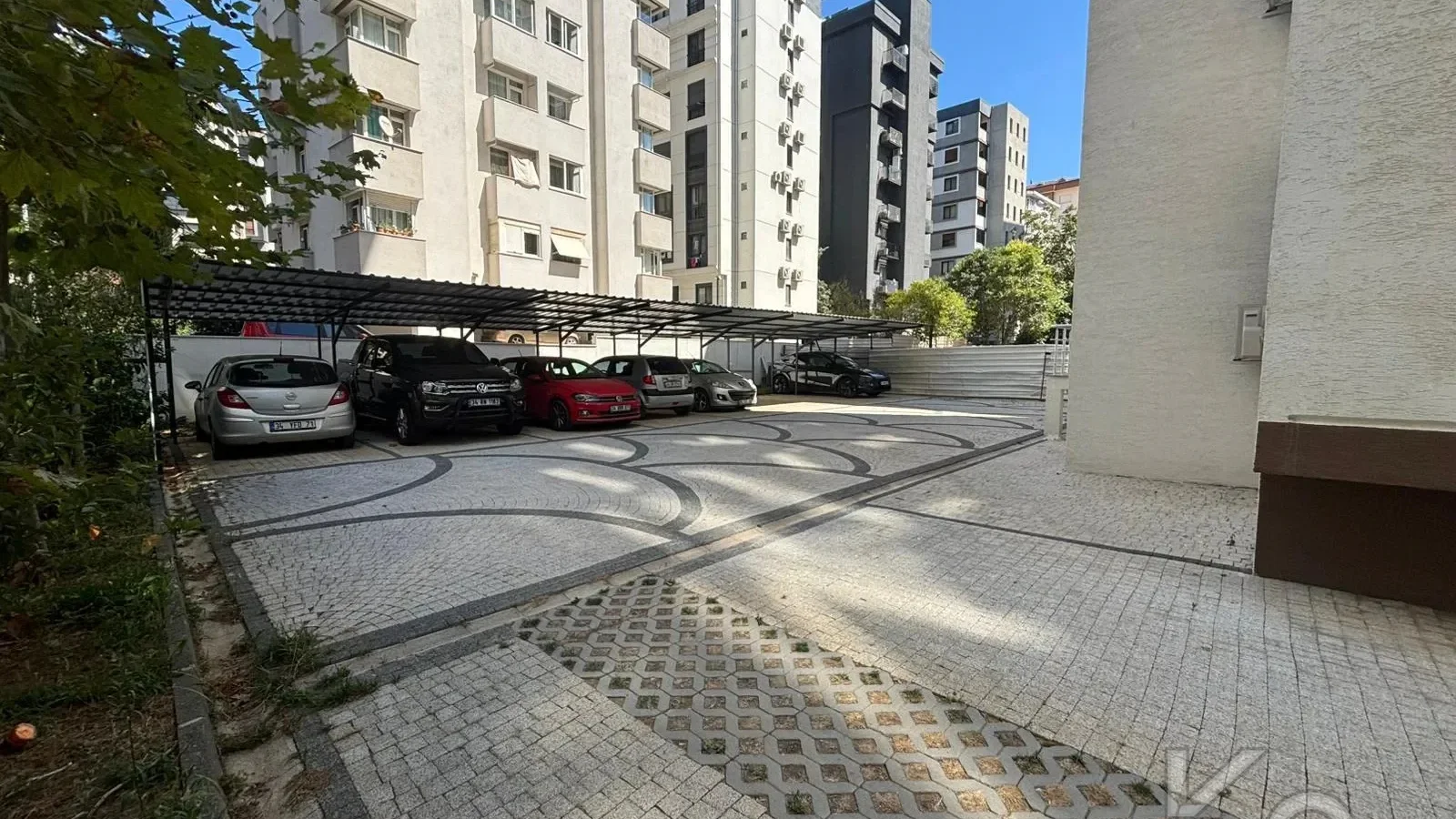 Laci̇vertcadde Caddebostan Sahi̇lde Ara Kat 1+1 İskanli 2 Yaşinda