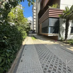 Laci̇vertcadde Caddebostan Sahi̇lde Ara Kat 1+1 İskanli 2 Yaşinda