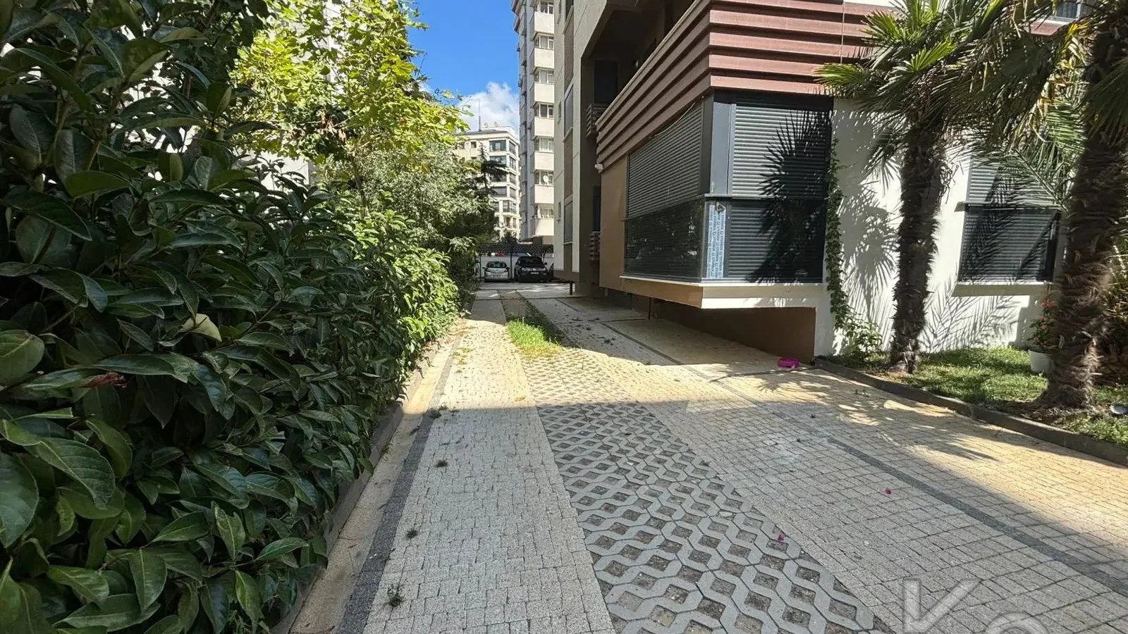 Laci̇vertcadde Caddebostan Sahi̇lde Ara Kat 1+1 İskanli 2 Yaşinda