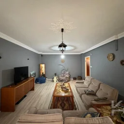 Laci̇vert Cadde Tek Yetki̇li̇ Bayar Caddesi̇ Yakını Balkonlu 102m²net 3+1