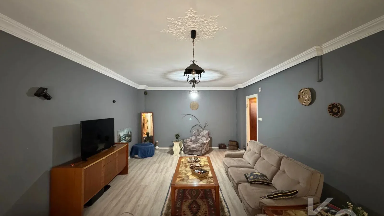 Laci̇vert Cadde Tek Yetki̇li̇ Bayar Caddesi̇ Yakını Balkonlu 102m²net 3+1