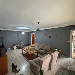 Laci̇vert Cadde Tek Yetki̇li̇ Bayar Caddesi̇ Yakını Balkonlu 102m²net 3+1