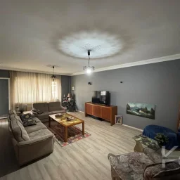 Laci̇vert Cadde Tek Yetki̇li̇ Bayar Caddesi̇ Yakını Balkonlu 102m²net 3+1