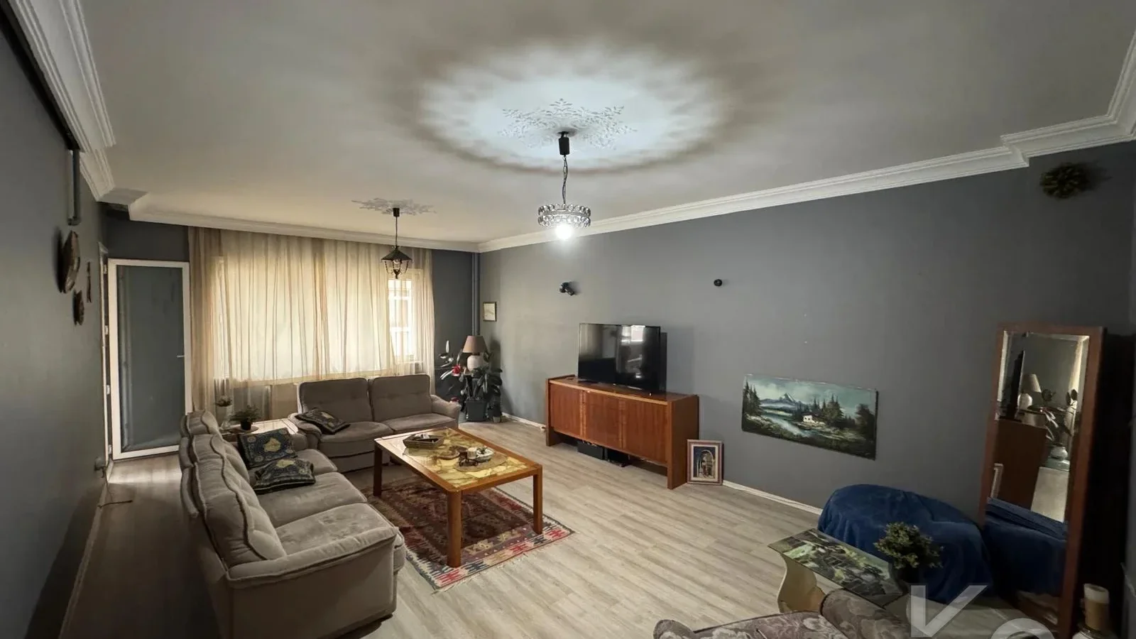 Laci̇vert Cadde Tek Yetki̇li̇ Bayar Caddesi̇ Yakını Balkonlu 102m²net 3+1