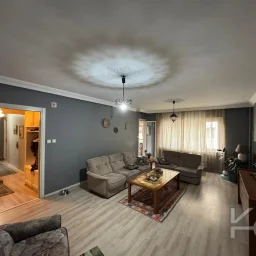 Laci̇vert Cadde Tek Yetki̇li̇ Bayar Caddesi̇ Yakını Balkonlu 102m²net 3+1