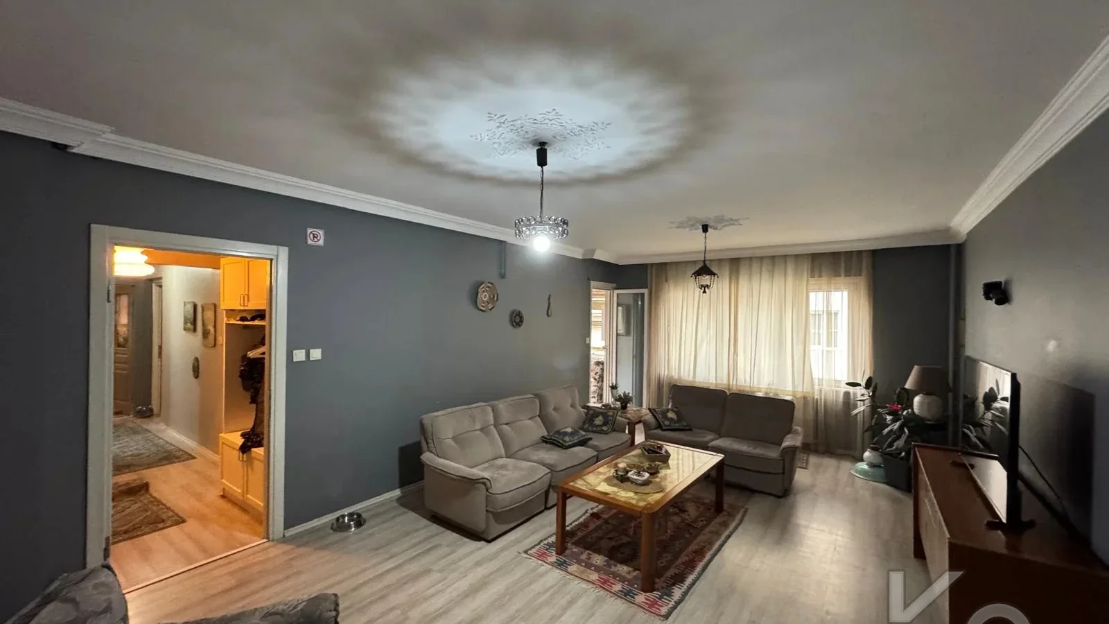 Laci̇vert Cadde Tek Yetki̇li̇ Bayar Caddesi̇ Yakını Balkonlu 102m²net 3+1