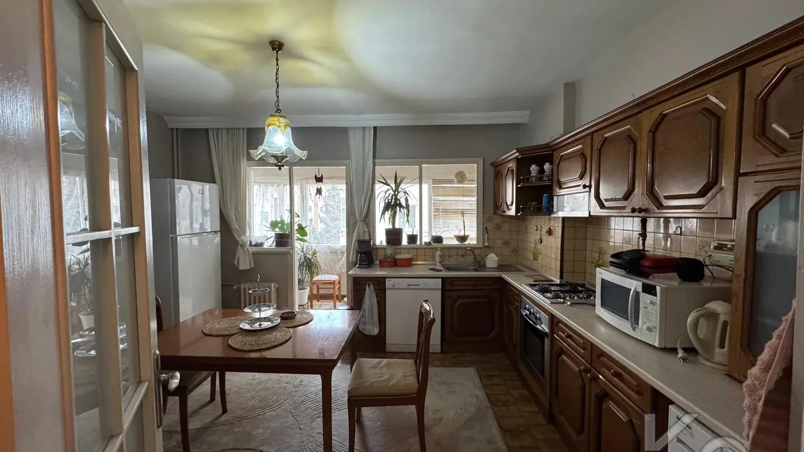 Laci̇vert Cadde Tek Yetki̇li̇ Bayar Caddesi̇ Yakını Balkonlu 102m²net 3+1