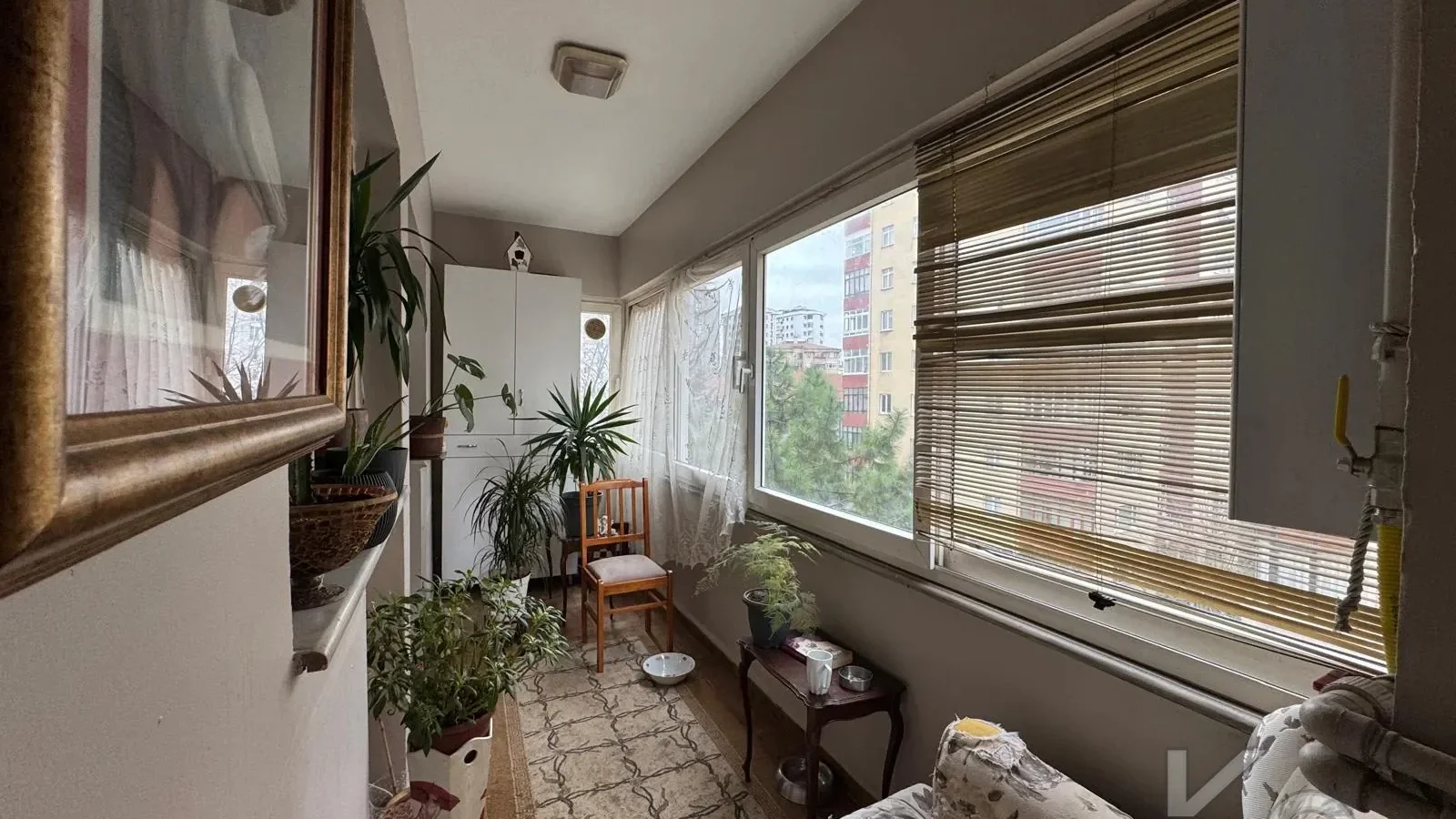 Laci̇vert Cadde Tek Yetki̇li̇ Bayar Caddesi̇ Yakını Balkonlu 102m²net 3+1