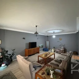Laci̇vert Cadde Tek Yetki̇li̇ Bayar Caddesi̇ Yakını Balkonlu 102m²net 3+1