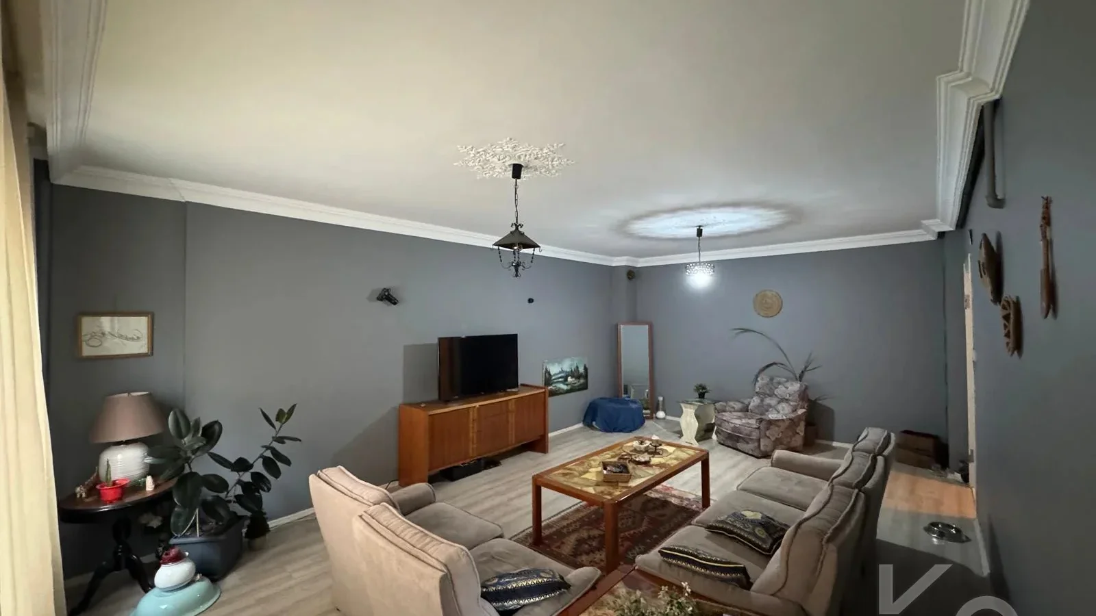 Laci̇vert Cadde Tek Yetki̇li̇ Bayar Caddesi̇ Yakını Balkonlu 102m²net 3+1
