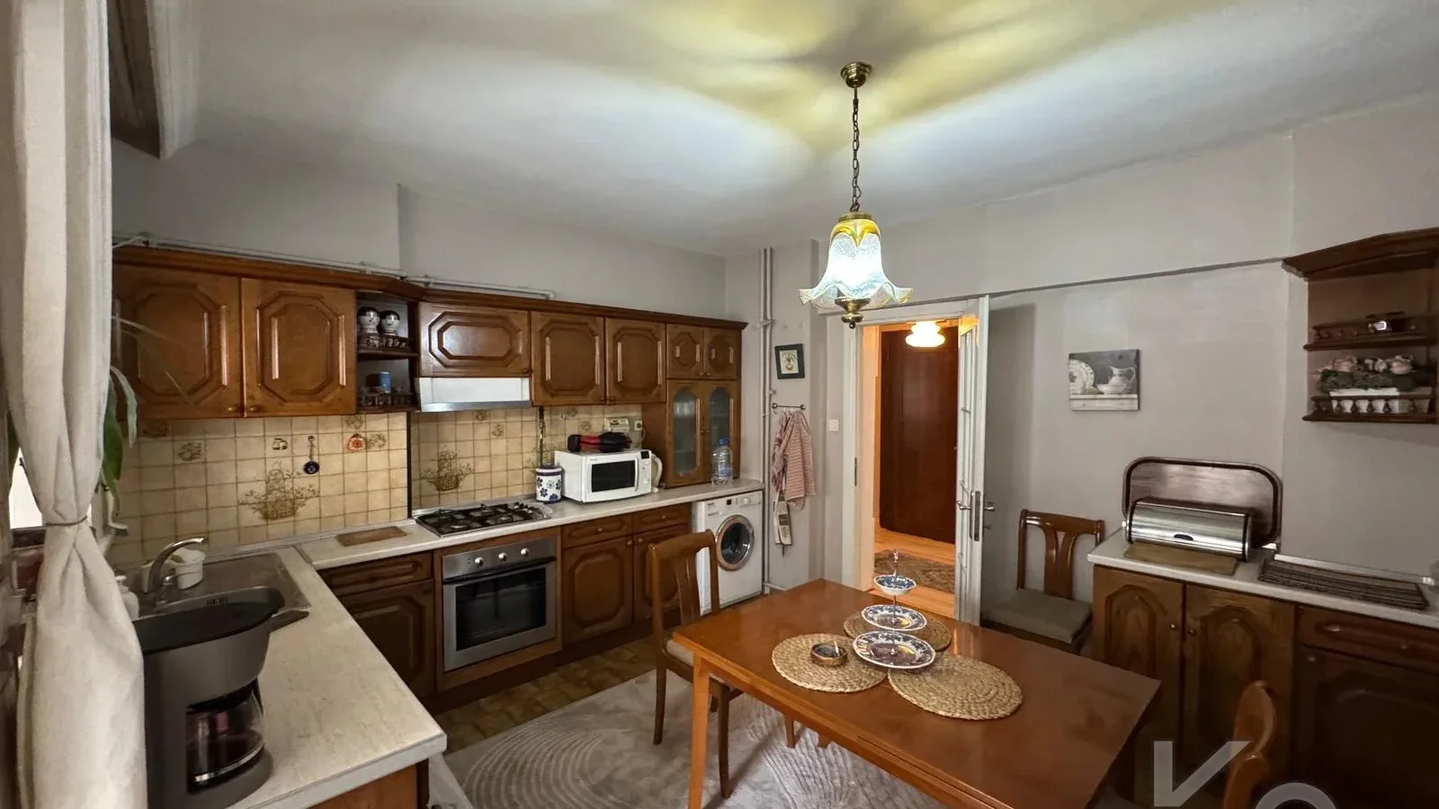 Laci̇vert Cadde Tek Yetki̇li̇ Bayar Caddesi̇ Yakını Balkonlu 102m²net 3+1
