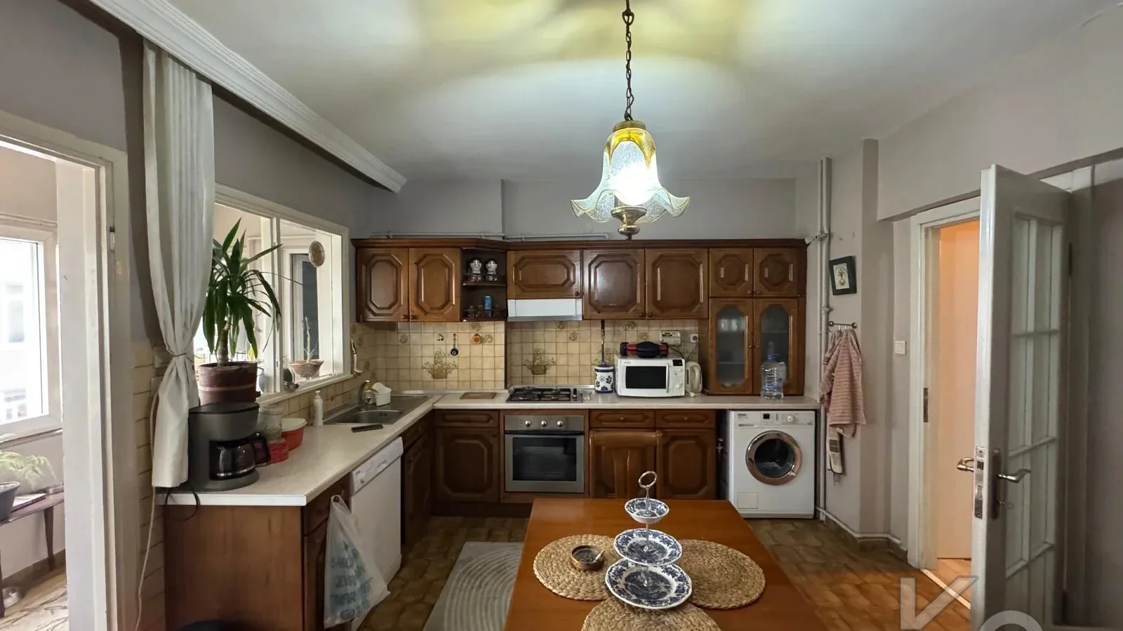 Laci̇vert Cadde Tek Yetki̇li̇ Bayar Caddesi̇ Yakını Balkonlu 102m²net 3+1